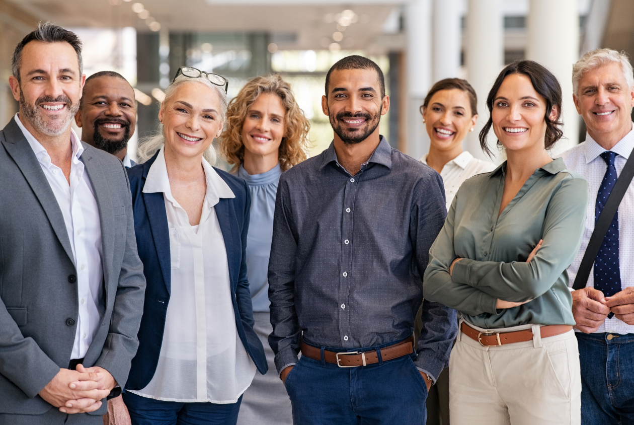 Gruppo multietnico di colleghi al lavoro
