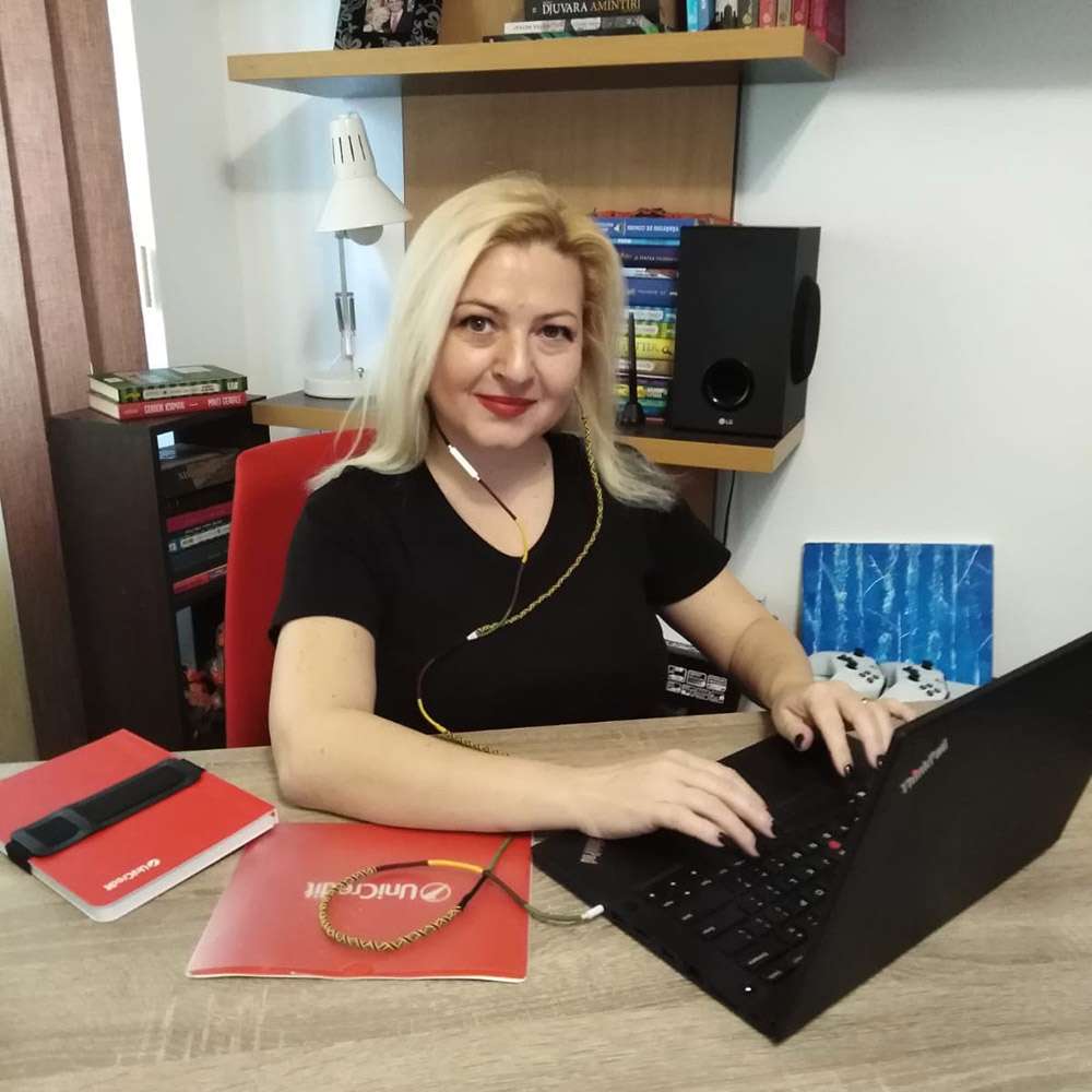 day-in-the-life-christina-work-1000x1000 day-in-the-life-christina-work-1000x1000